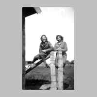 022-0397 Flugwache Goldbach 1943-44. Links im Bild Irmgard Laubrinus mit einer Kameradin auf dem Zaun der Einfriedung von Ernst Rautenberg Goldbach.jpg